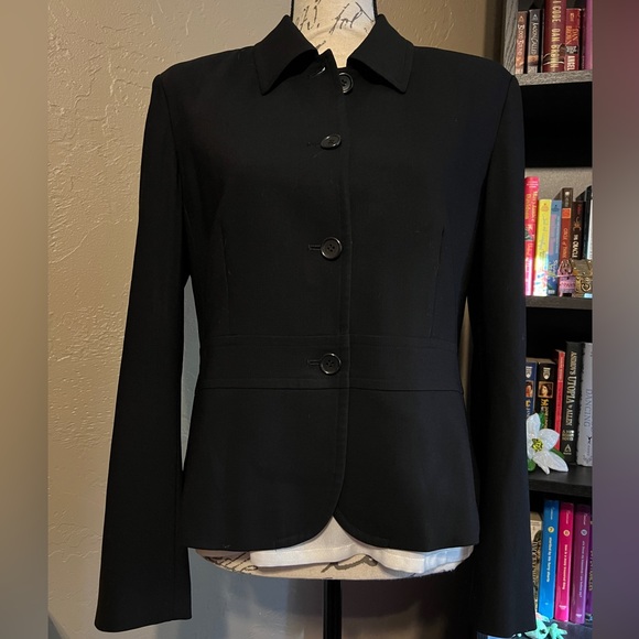 Black Collared Button-up Blazer - Picture 2 of 4